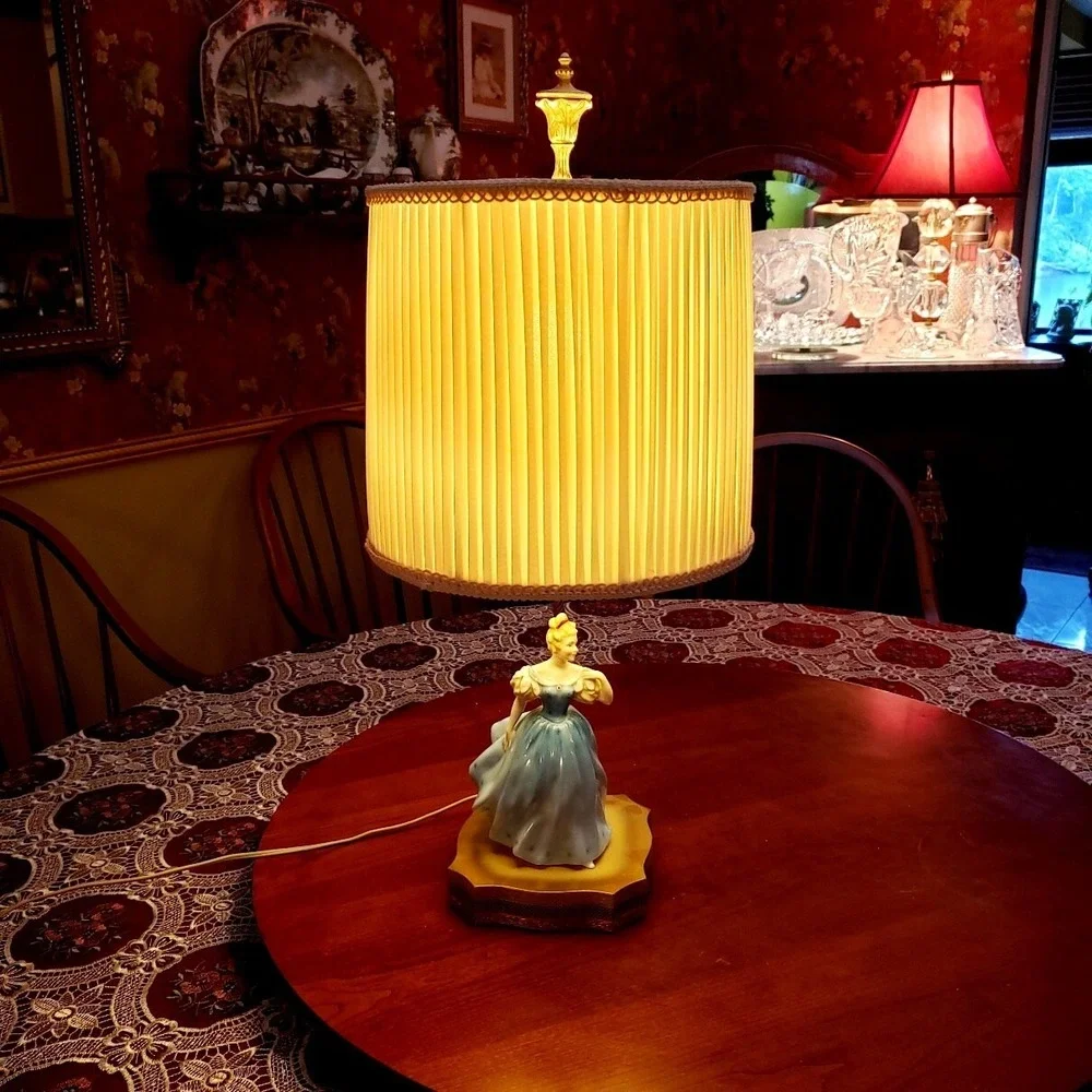 Beautiful Vintage Colonial Victorian Ceramic Lady Figural  Lamp Brass Metal Base